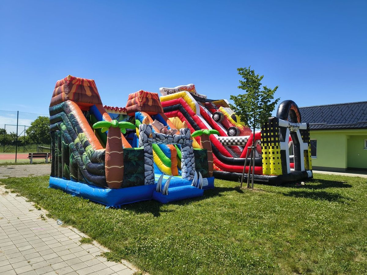 Oba skákací hrady na trávě — Sopka s dinosaury i Monster Jam