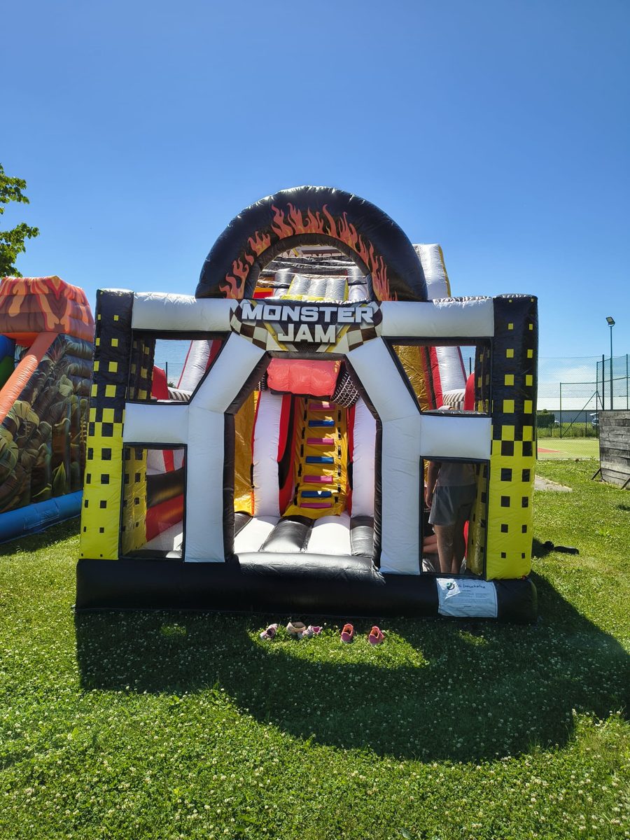 Skákací hrad Monster Jam zepředu