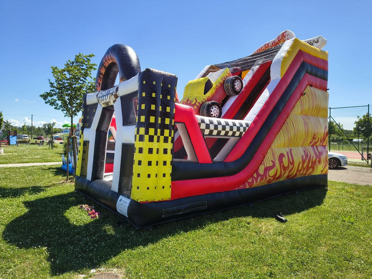 Skákací hrad Monster Jam — boční pohled se skluzavkou