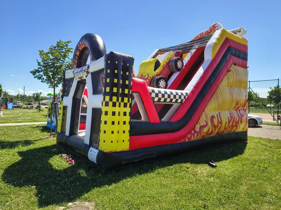 Skákací hrad Monster Jam — boční pohled se skluzavkou