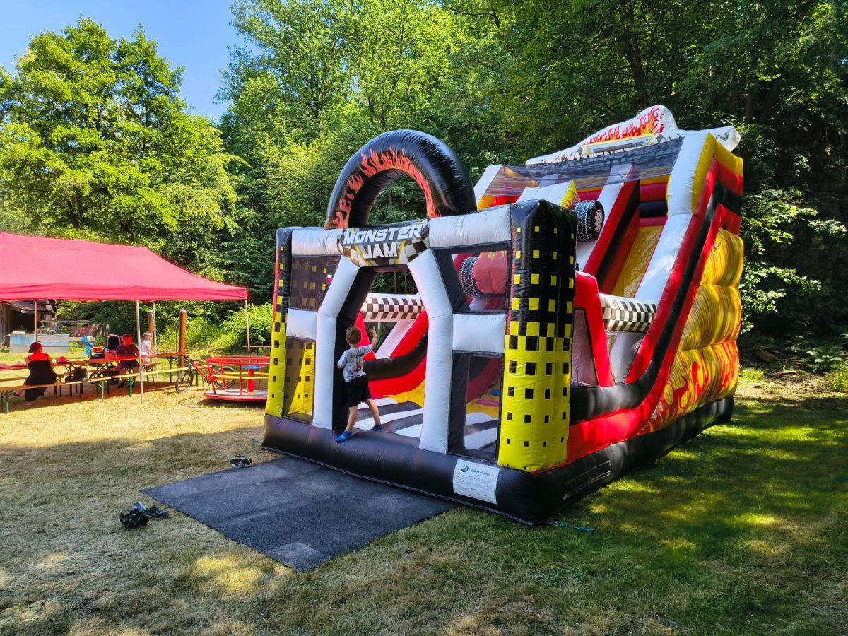 Skákací hrad Monster Jam na akci