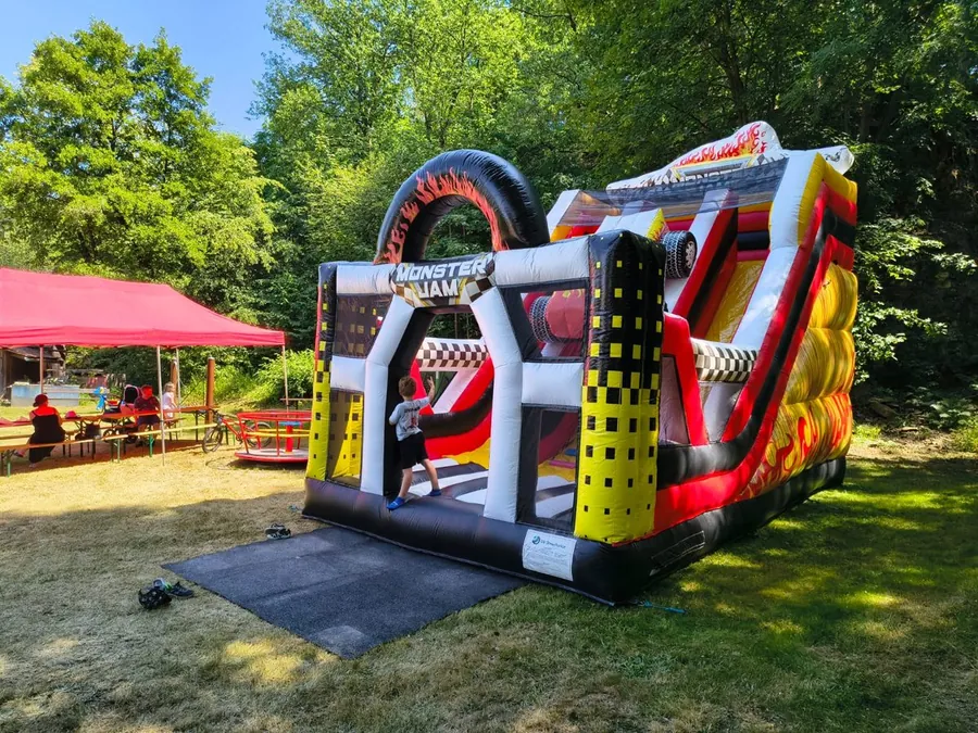 Skákací hrad Monster Jam na akci
