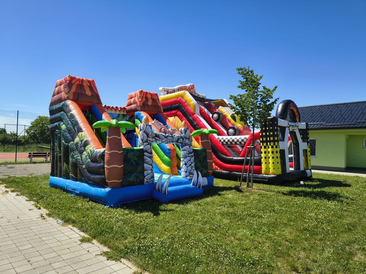 Skákací hrad Sopka s dinosaury — boční pohled