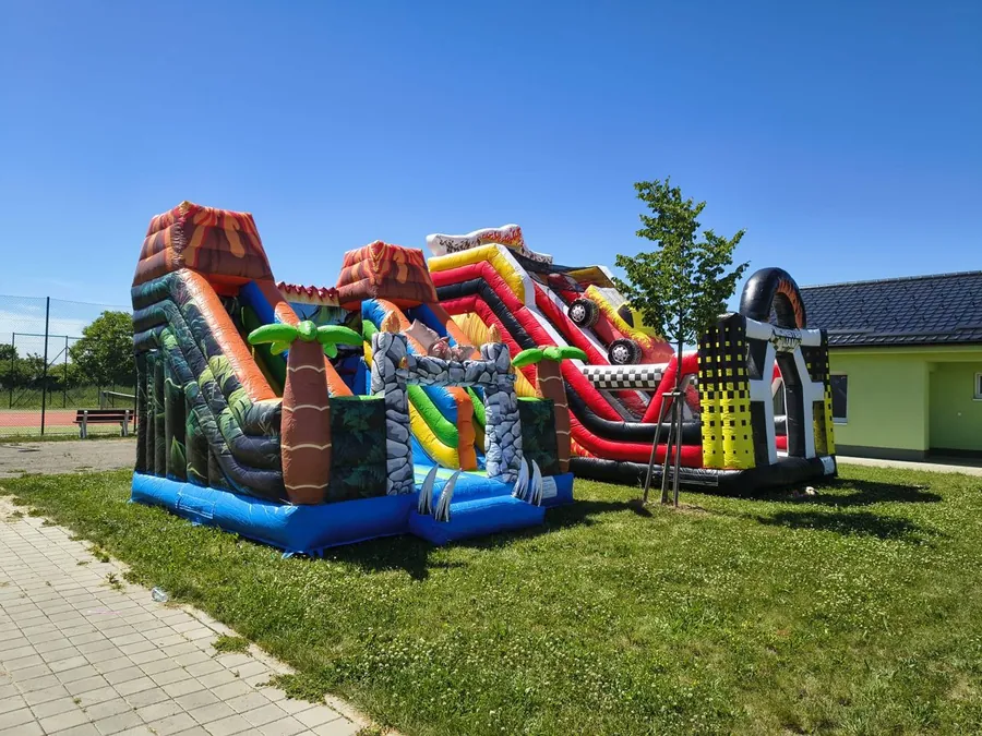 Skákací hrad Sopka s dinosaury — boční pohled
