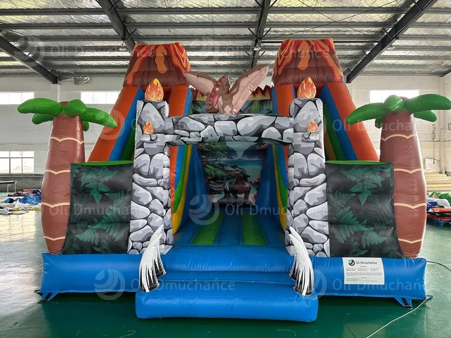 Skákací hrad Sopka s dinosaury — čelní pohled